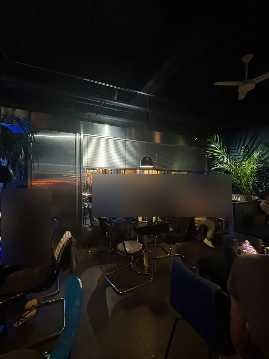 ピン照明が落ちるバチャ水枝店のテーブル