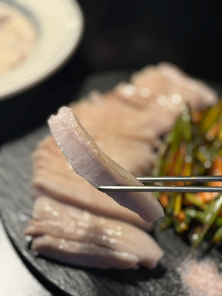 トーチで焦がし香りをつけたスビド豚トロ肉の和え物