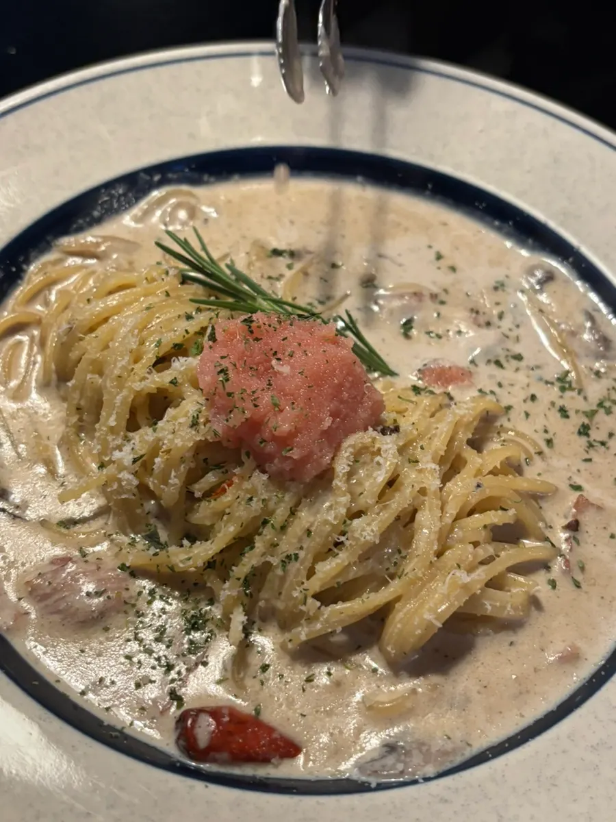 マッシュルームが入った明卵ベーコンクリームパスタ