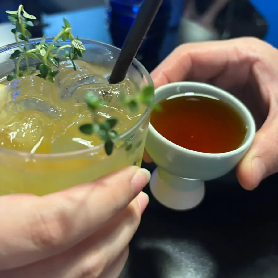 トルベジュの一杯酒を注いだ小さなグラス