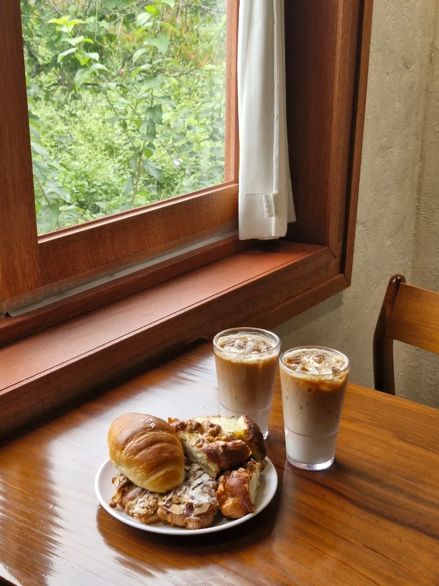 Two decaf café lattes and salt bread