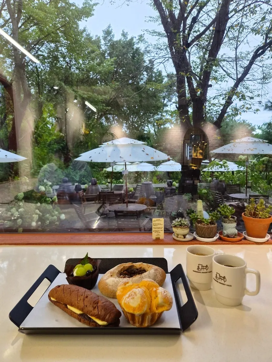 1층 통창 앞 자리의 따뜻한 아메리카노