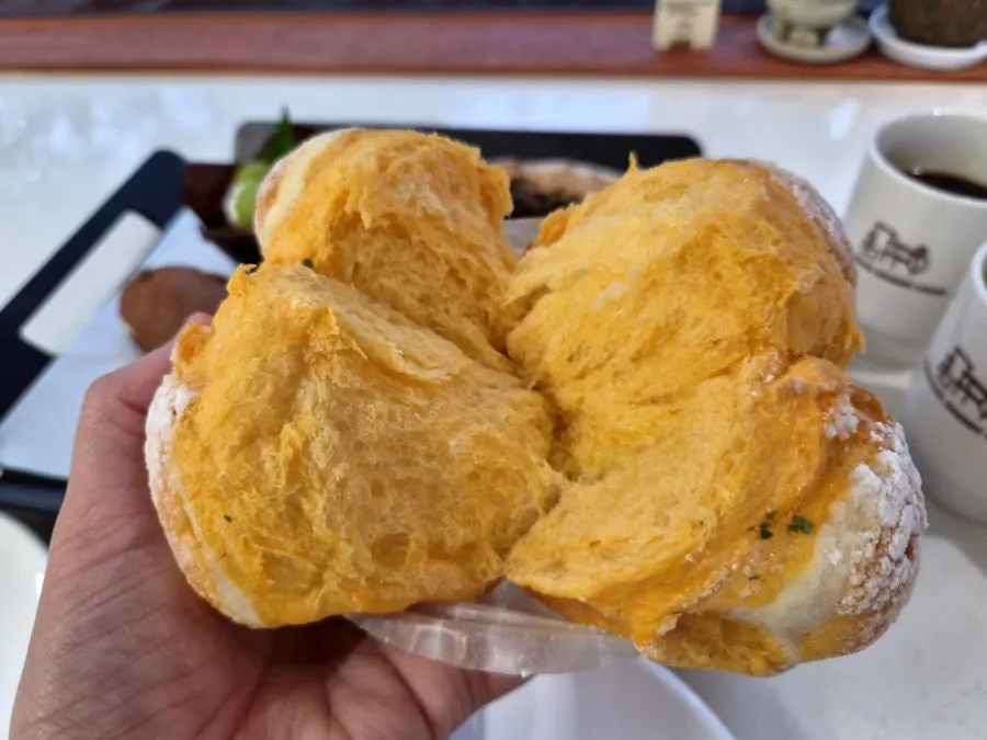 접시에 놓인 치즈 브리오슈