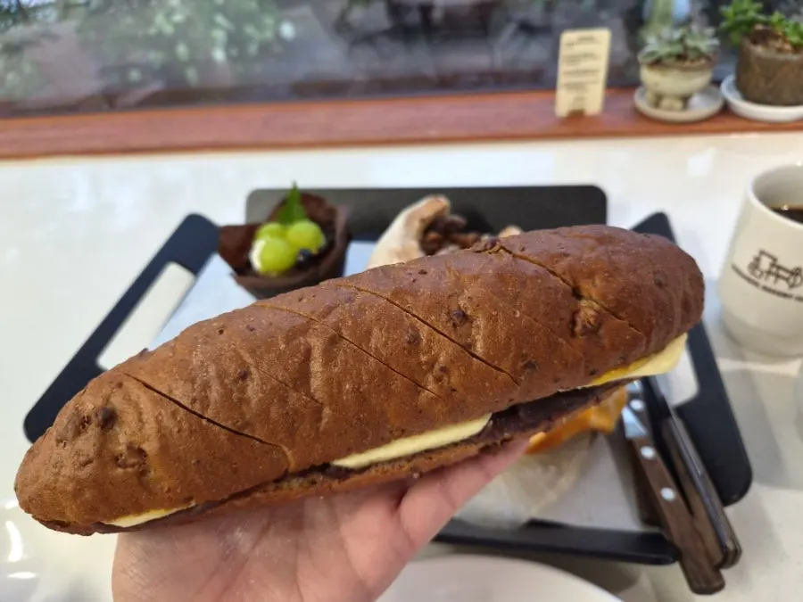 떡이 박힌 치즈 브리오슈 속살