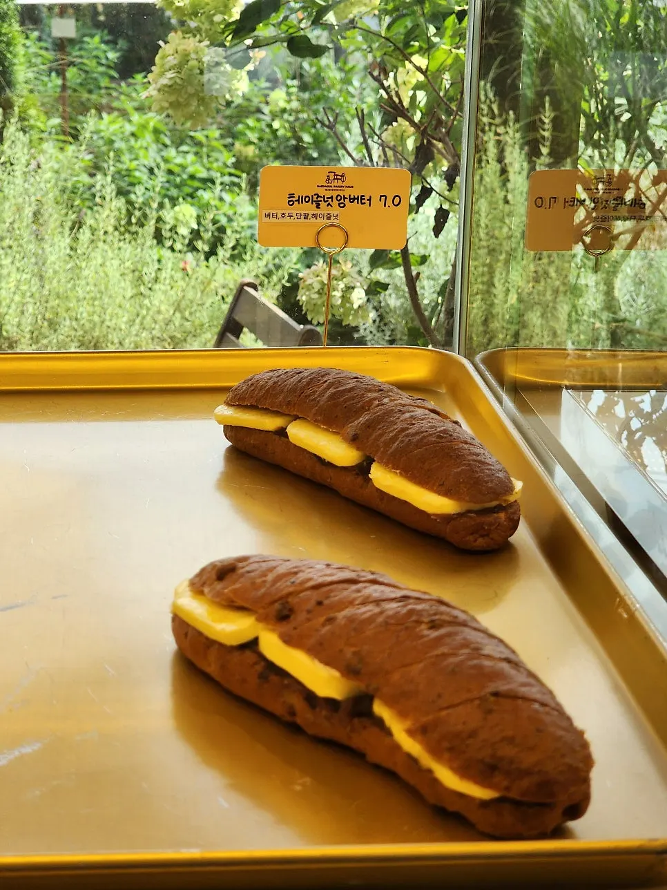 Showcase case used for picking up bread