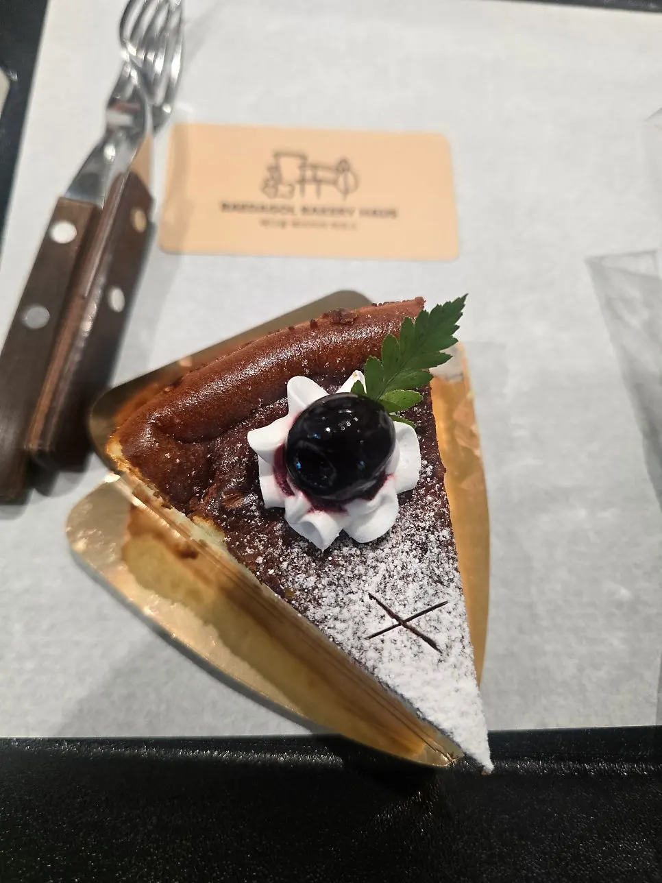 파라솔이 놓인 넓은 야외 좌석
