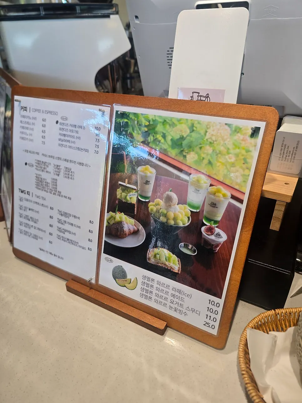 소금빵 단면과 접시