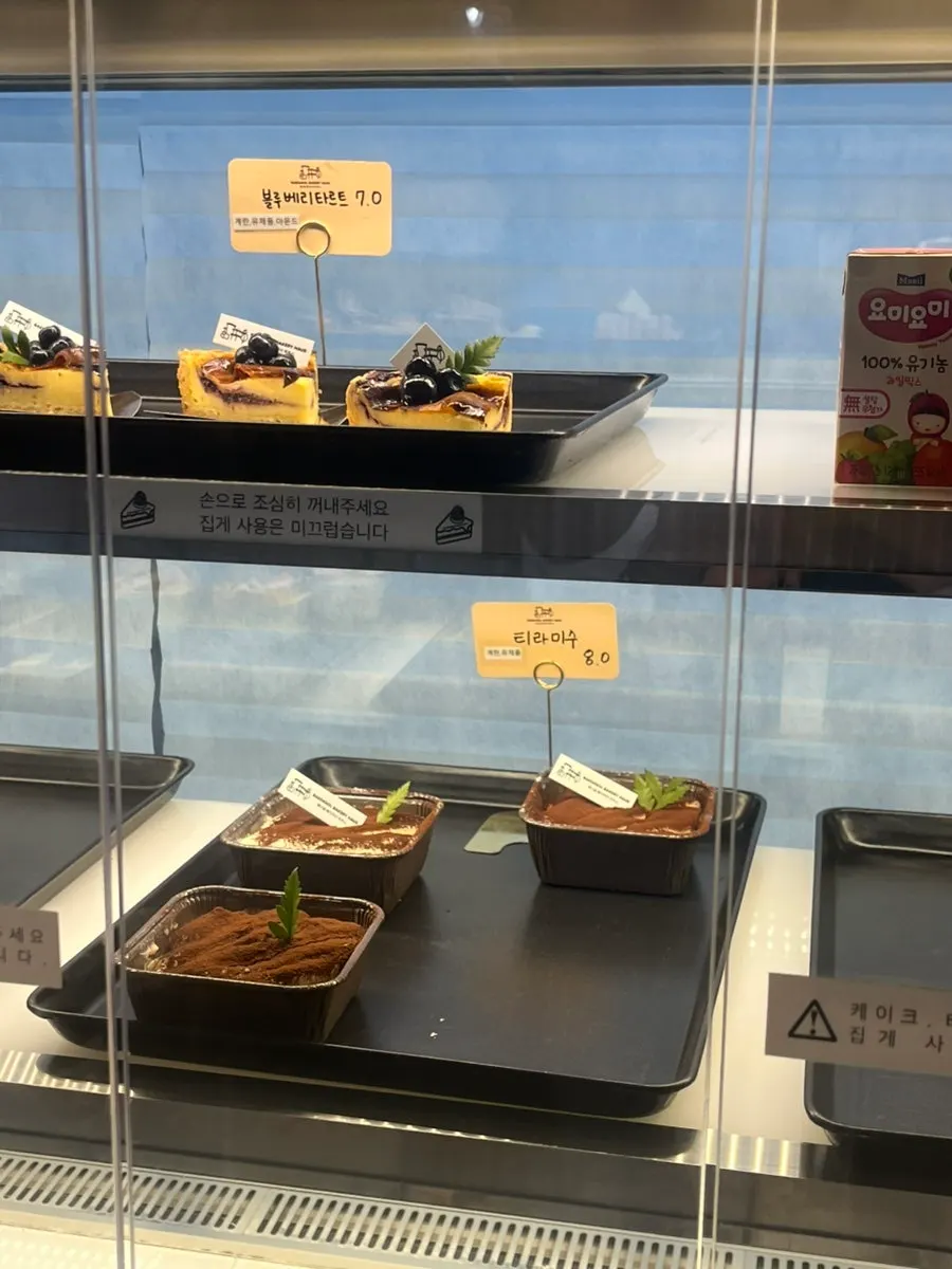 진열대에 놓인 식사용 빵 종류