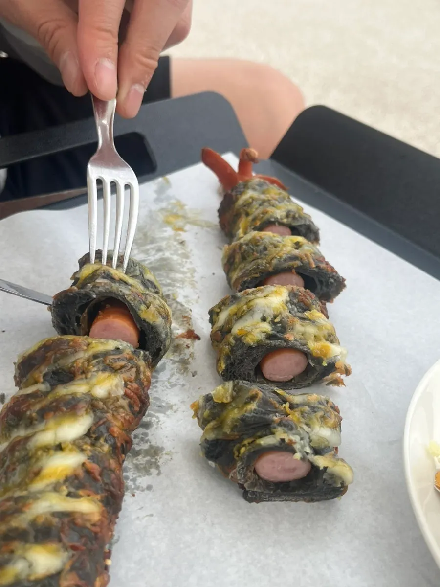 치즈를 올린 커다란 먹물소세지빵