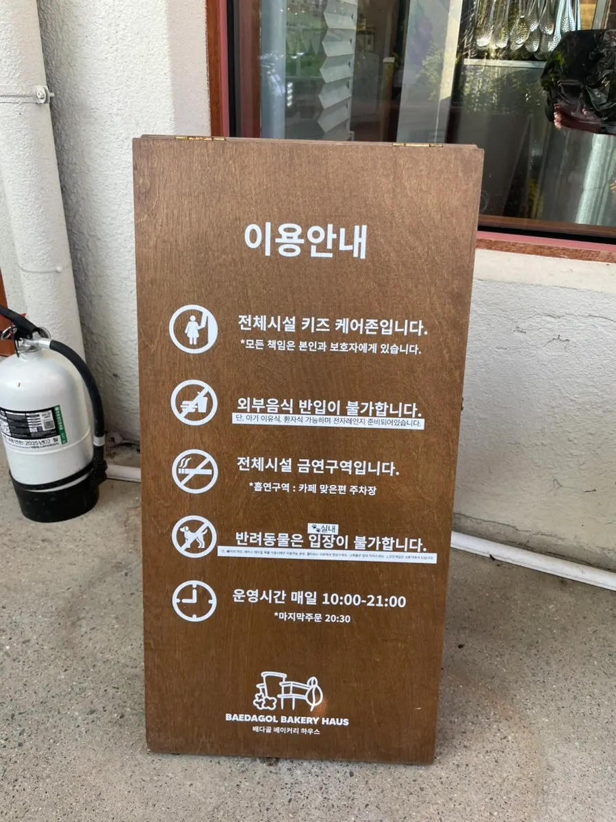 緑の植物でいっぱいのカフェ外観
