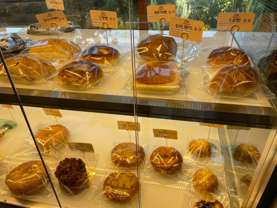 陳列棚に並んだベーカリーのパン