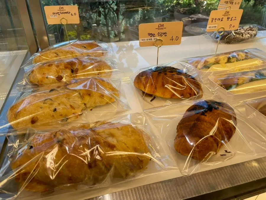 様々な種類のパンが並ぶ様子