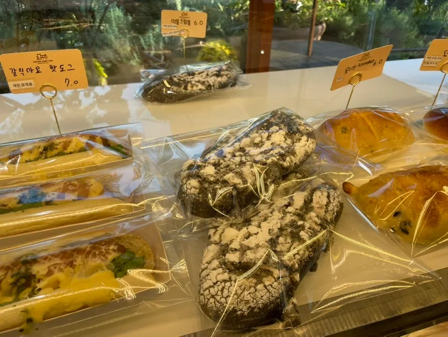 ベーカリー売り場に並ぶパン
