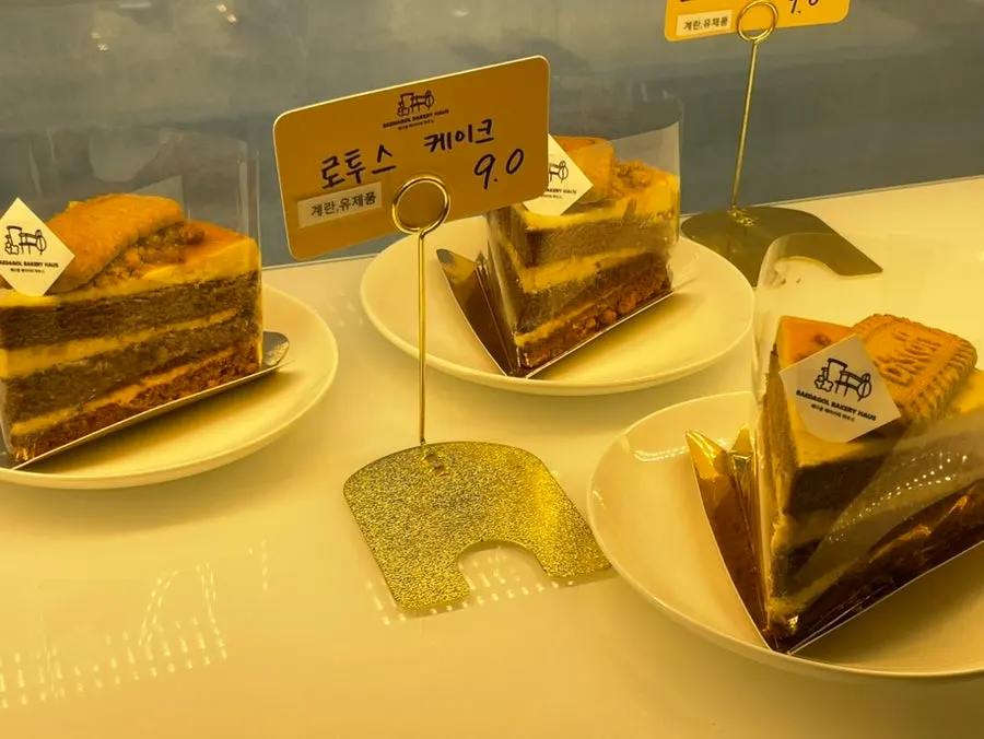 ベーカリー店内のパン陳列の様子