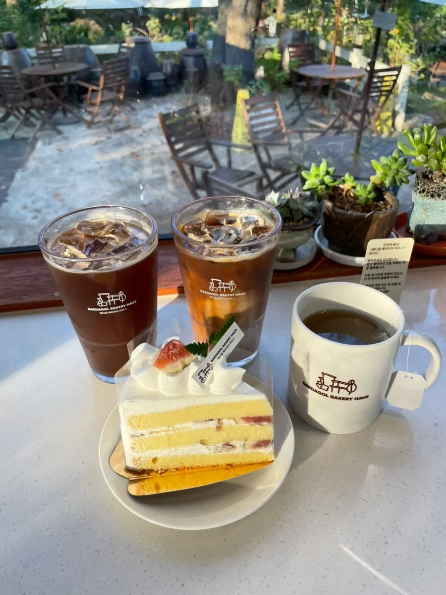 テーブルに置かれた飲み物3杯