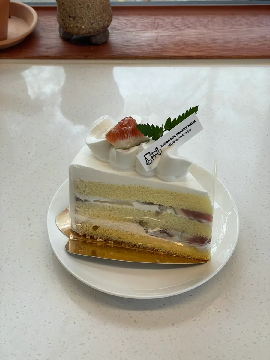 無花果が乗った生フルーツケーキ