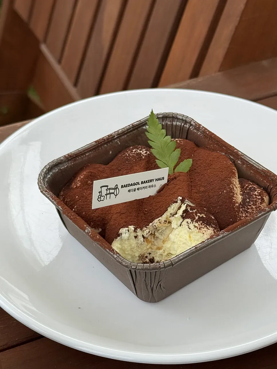 밤이 토핑된 단팥빵과 티라미수