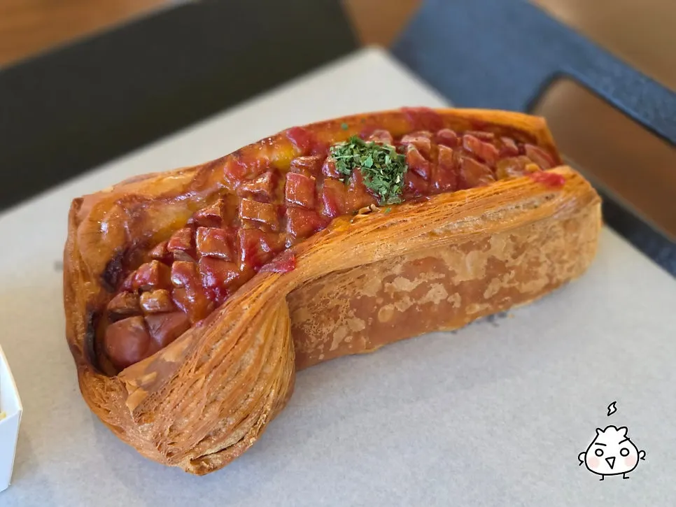접시에 담긴 소세지 데니쉬
