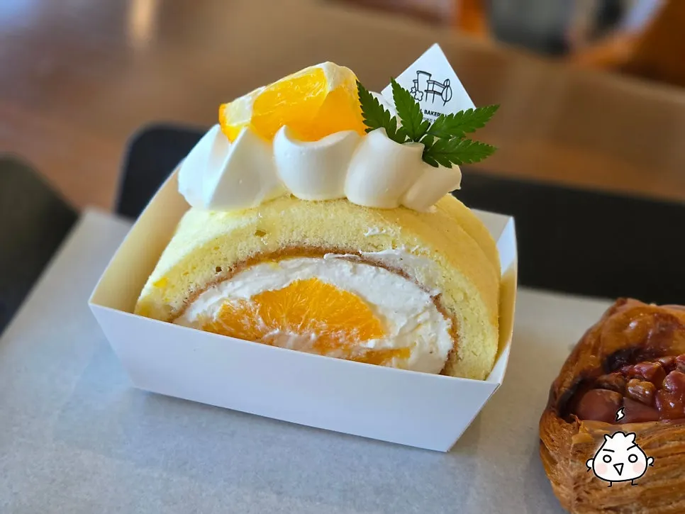 오렌지 롤케이크 한 조각