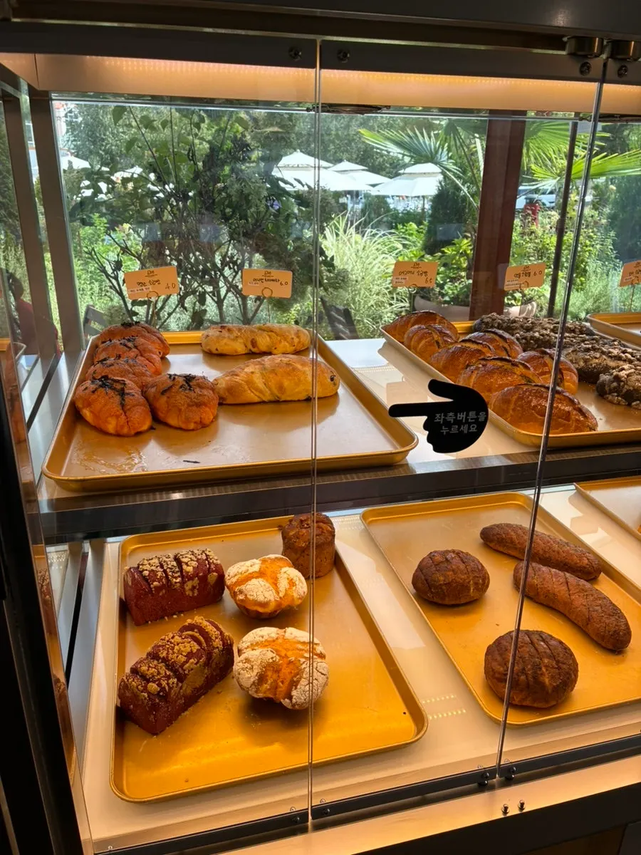 Display shelf with various breads