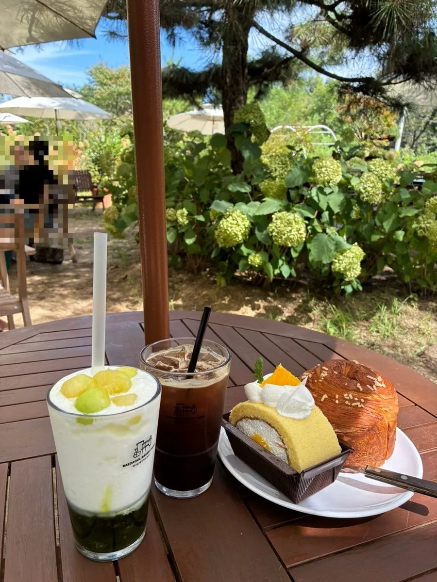 Iced americano and fresh melon yogurt smoothie