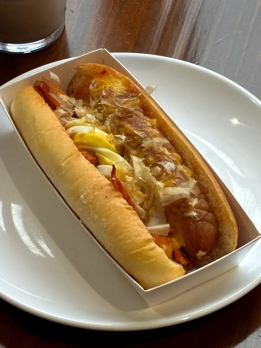 계란과 매콤 치킨이 들어간 핫도그