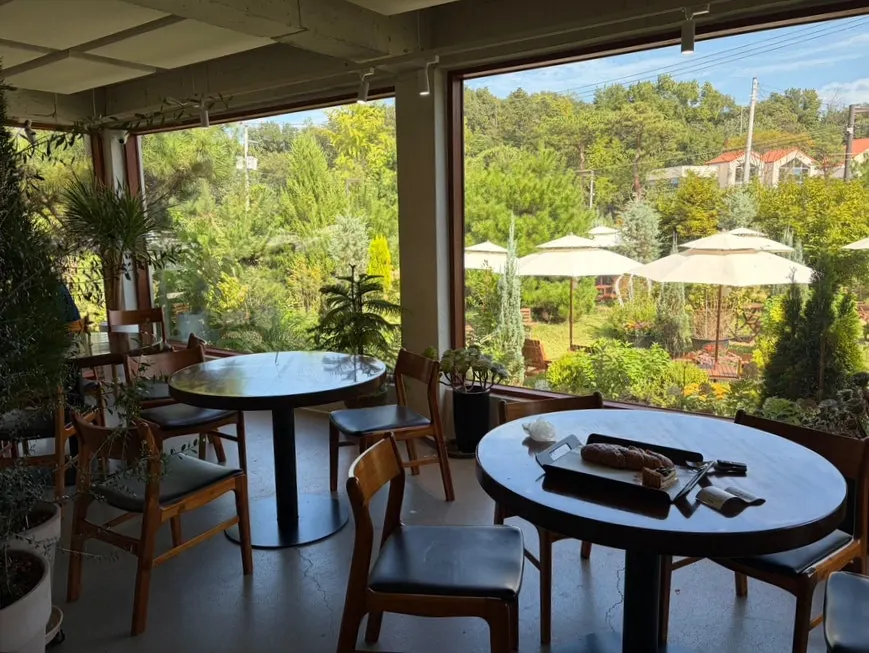 Indoor space with group tables for 3-6 people