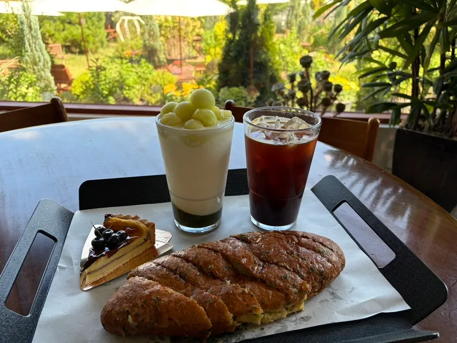 Table with the fresh melon yogurt smoothie and garlic baguette