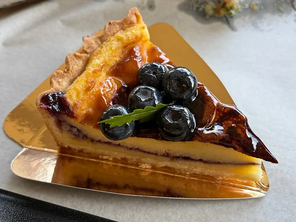 Blueberry tart with coffee