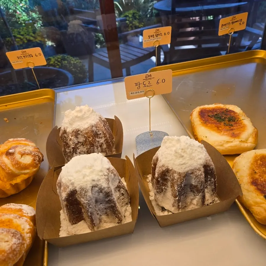 Pandoro piled high with white powder