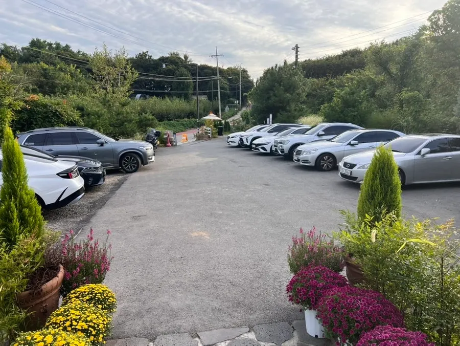 배다골베이커리하우스 정원이 보이는 건물 전경