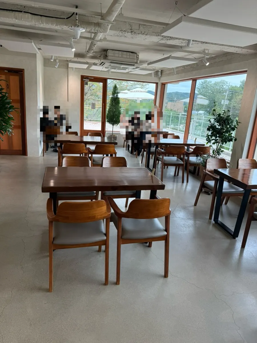 채광이 좋은 2층 4인석 좌석