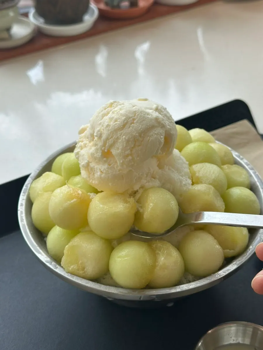 동글게 파낸 메론이 가득 올라간 메론빙수