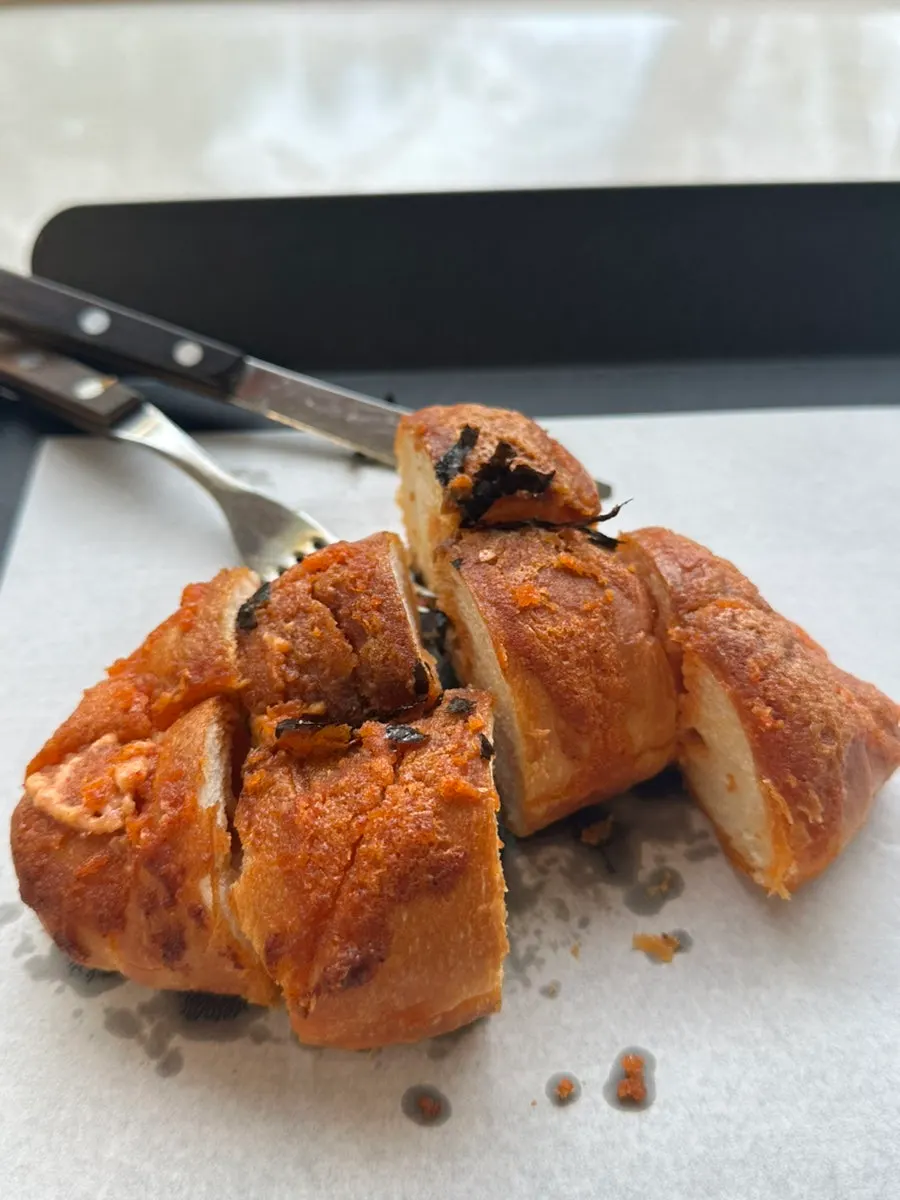 접시에 담긴 명란소금빵