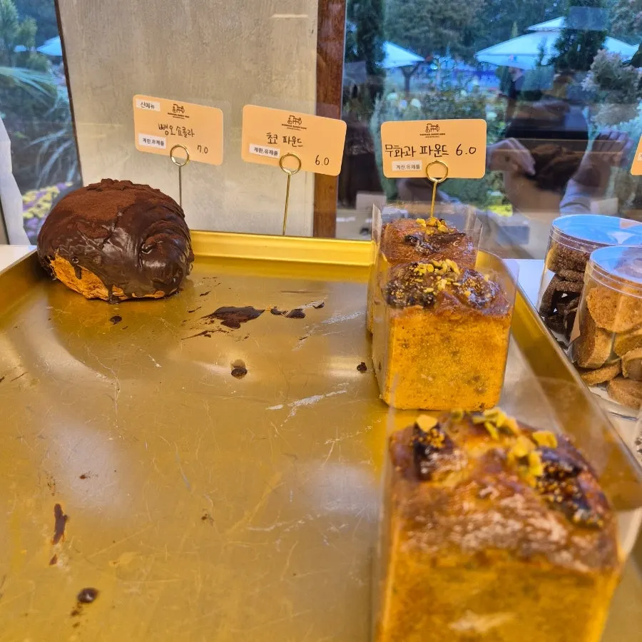 Bread remaining on the display shelf