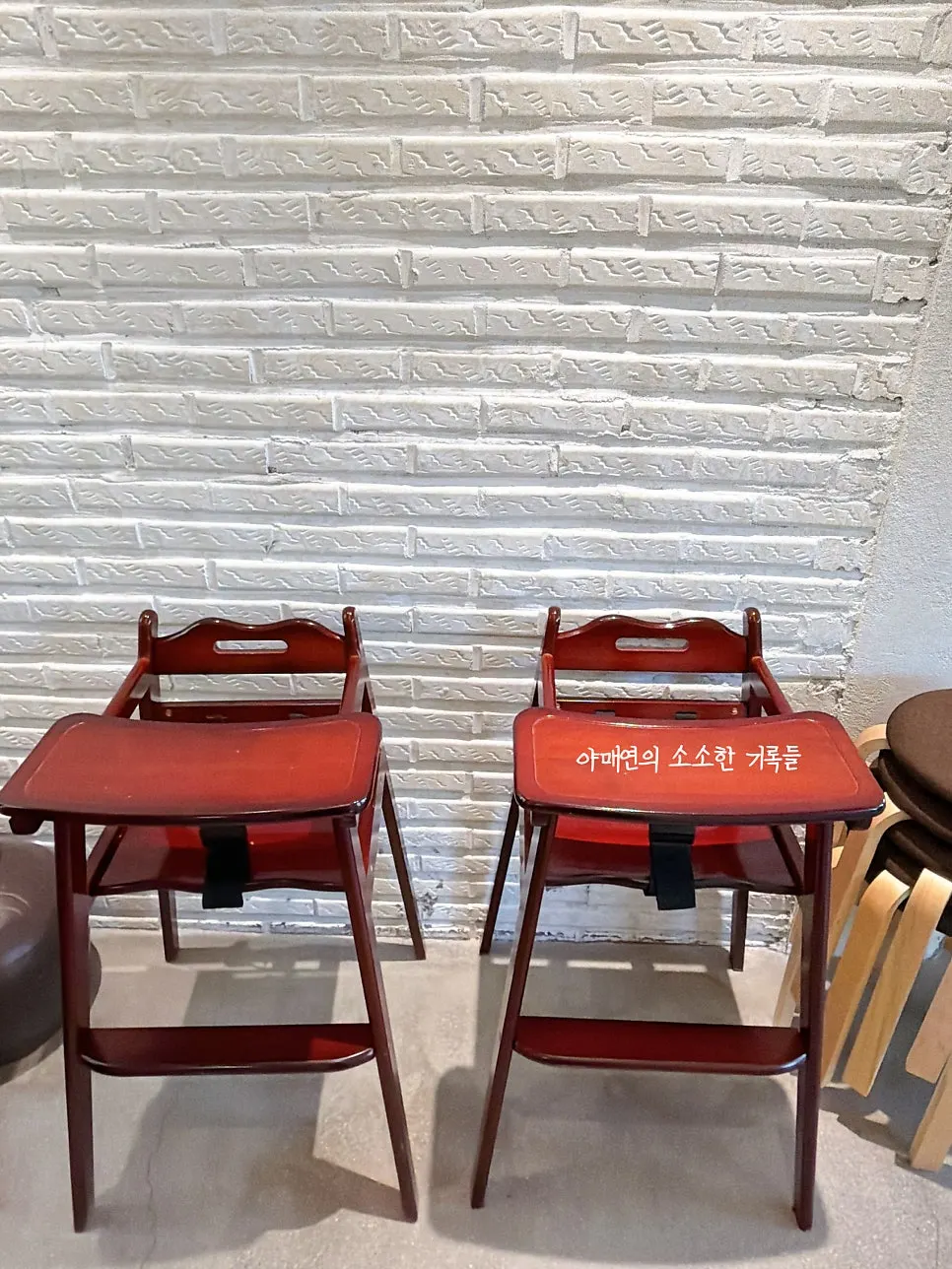 통유리창 너머 정원이 보이는 1층 좌석