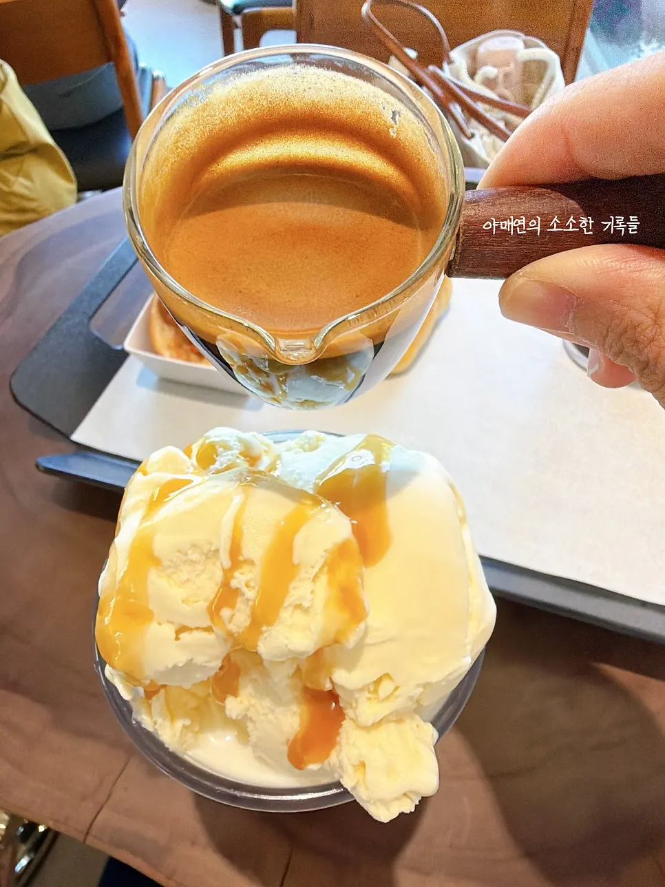 에스프레소 샷이 함께 나온 하겐다즈 캬라멜 라떼