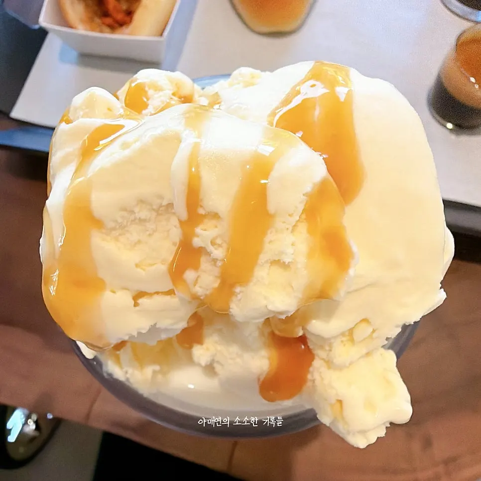 캬라멜 드리즐이 올라간 아이스크림 라떼 클로즈업