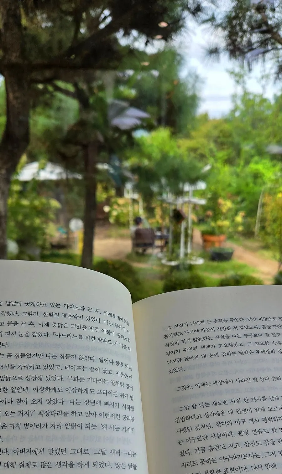 창가 테이블에 놓인 책과 커피