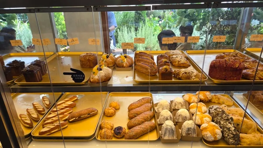 Interior atmosphere of Baedagol Bakery House