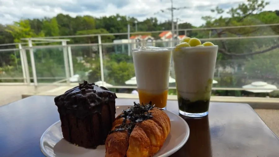 A table with choco pound cake, mentaiko salt bread, and drinks