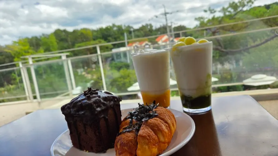 Outdoor seating and the garden at Baedagol Bakery House