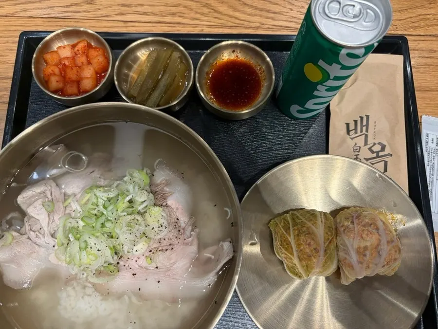 트레이에 담겨 나온 돼지곰탕세트 차림