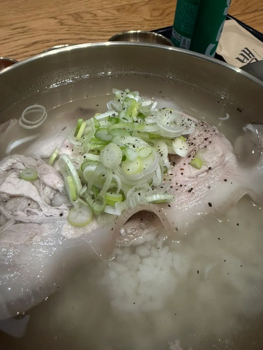 깍두기와 함께 놓인 돼지곰탕