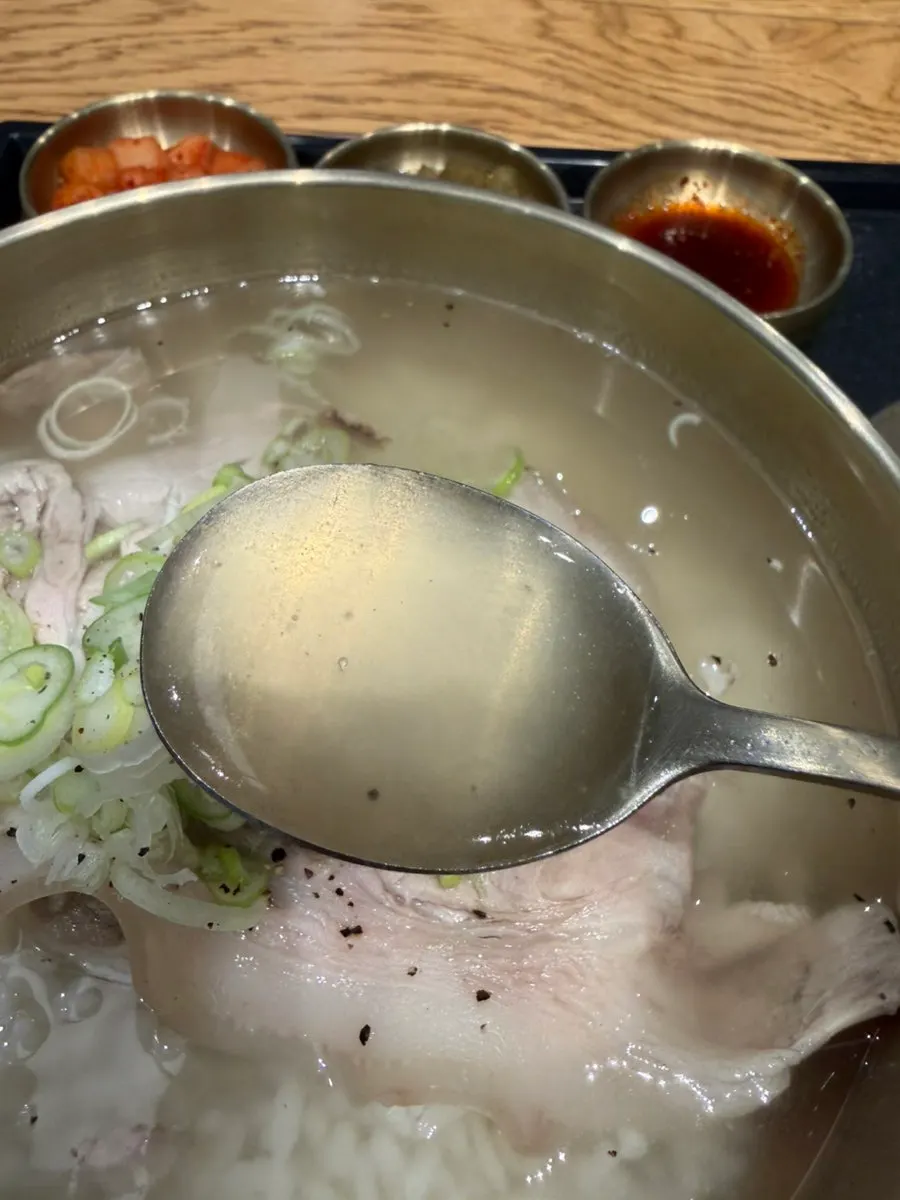 맑고 투명한 백옥 돼지곰탕 국물