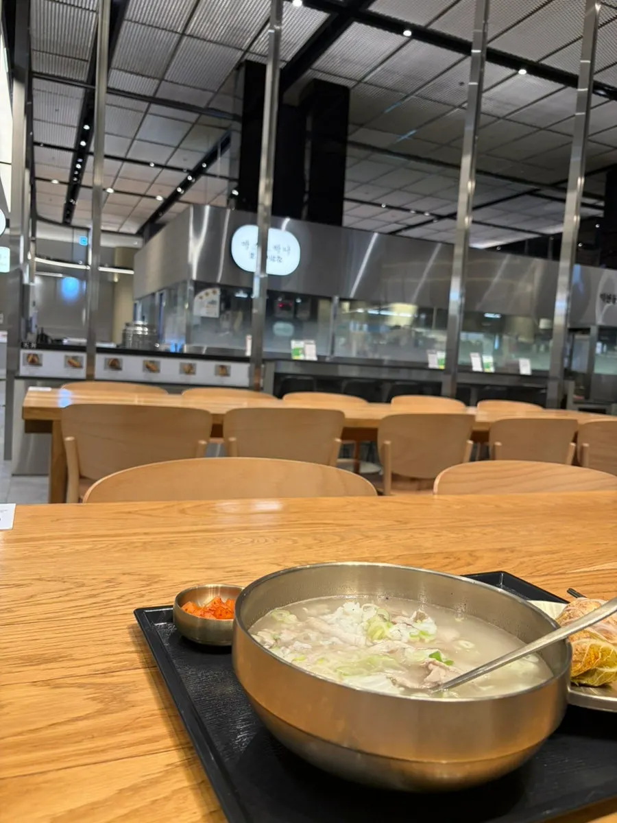 밥을 말아 고기와 함께 뜬 돼지곰탕 한 숟갈