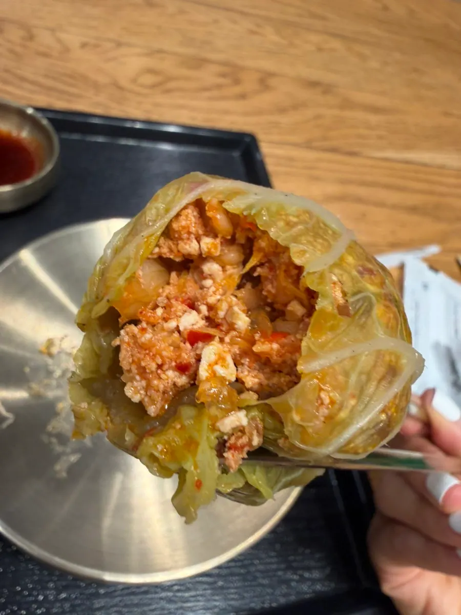 배추만두 단면과 곰탕 조합