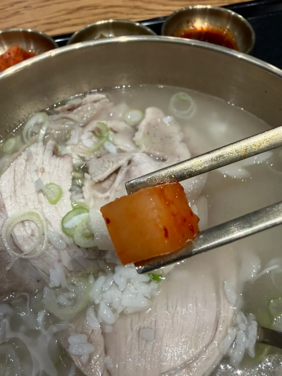 밥 위에 깍두기를 올린 모습