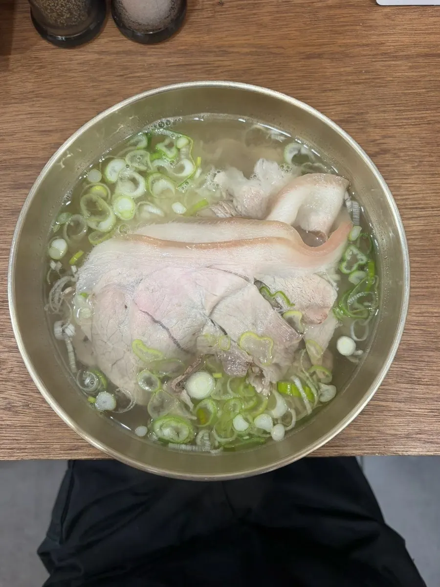 The ordered basic pork gomtang table setting