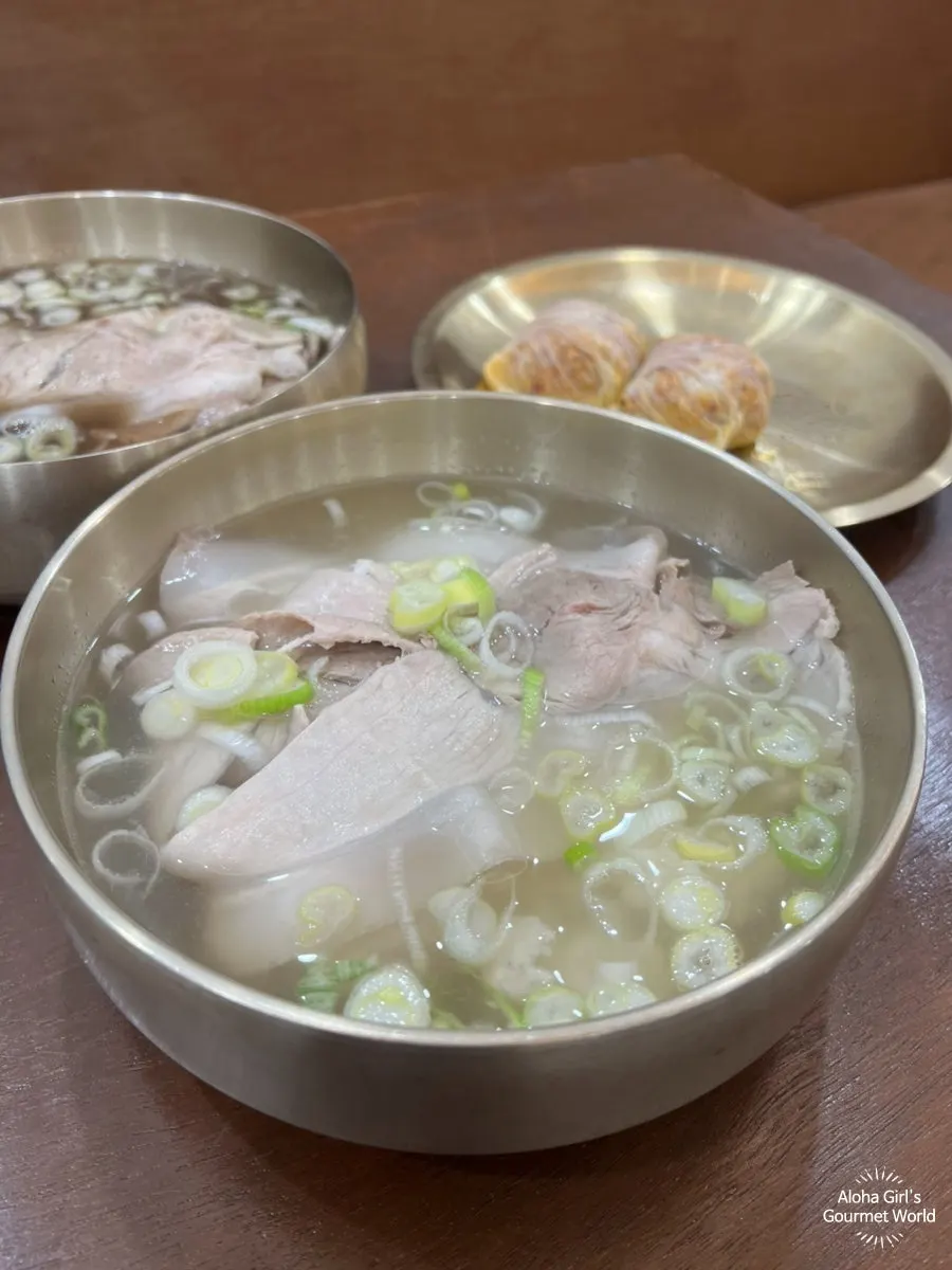 A medium-size gomtang table setting at Baekok Myeongdong